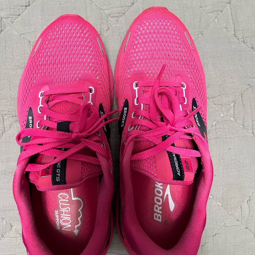 Brooks Women's Fuchsia Sneakers